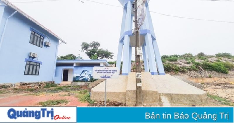 Hình ảnh đối lập giữa một bãi biển đầy rác thải nhựa và một bãi biển sạch đẹp với rạn san hô sống động.